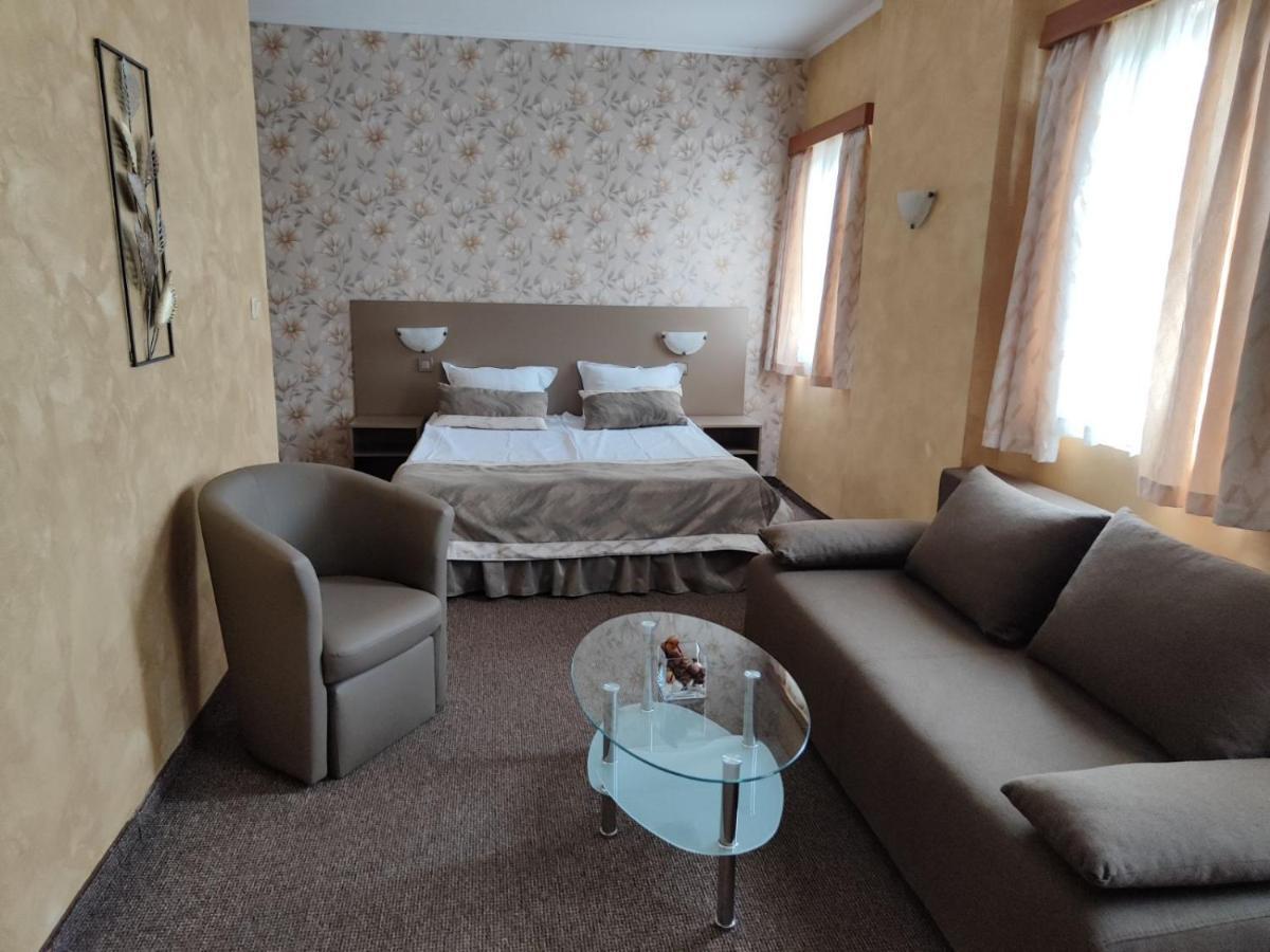 Семеен Хотел "Булаир" Burgas Ngoại thất bức ảnh